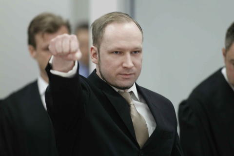 Her er Breiviks entré i retten i går, da han gjorde en politisk hilsen før han satte seg ned.