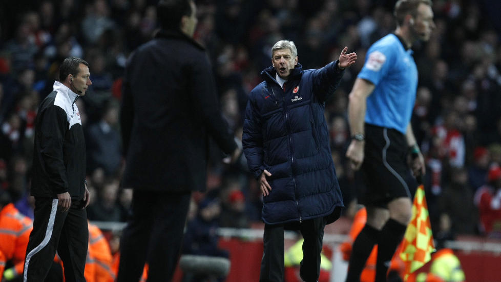 OPPGITT: Arsene Wenger konfronterte fjerdedommer Kevin Friend, og mente Wigan fikk sl�se altfor mye med tida p� Emirates i g�r.Foto: SCANPIX/AP/Alastair Grant