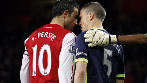 IKKE AKKURAT HANDSHAKE FOR PEACE: En skuffet Arsenal-kaptein Robin van Persie takket så vidt Wigan-kaptein Gary Caldwell for kampen etter tapet i går.Foto: SCANPIX/REUTERS/Stefan Wermuth IKKE AKKURAT HANDSHAKE FOR PEACE: En skuffet Arsenal-kaptein Robin van Persie takket så vidt Wigan-kaptein Gary Caldwell for kampen etter tapet i går.Foto: SCANPIX/REUTERS/Stefan Wermuth