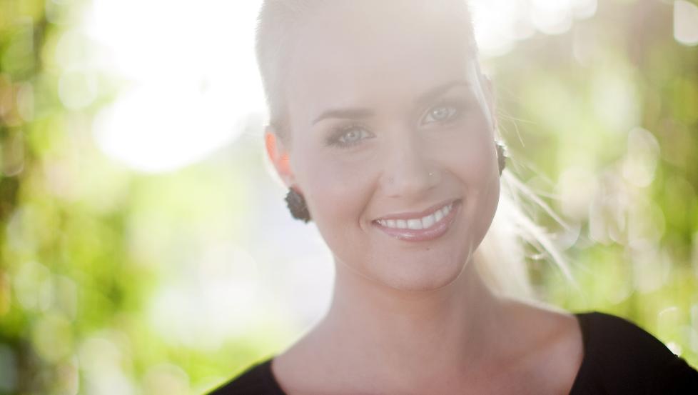 BRUDD I RYGGVIRVEL: Under en TV-innspilling i 2009 falt Julie Str�msv�g halvannen meter og fikk brudd i en ryggvirvel. N� er sportsankeren forberedt p� at hun aldri kommer til � bli helt bra igjen. Foto: TV 2