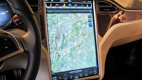SUPER-PAD: Tesla Model S kommer med en gigantisk berøringsskjerm. FOTO: Geir Svardal SUPER-PAD: Tesla Model S kommer med en gigantisk berøringsskjerm. FOTO: Geir Svardal