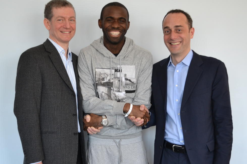 HAR F�TT GR�NT LYS: Fabrice Muamba f�ler seg i god nok form til � m�te opp p� Reebok Stadium i kvledens oppgj�r mellom Bolton og Tottenham. Her med legene Andrew Deaner og Sam Mohiddin. Foto: Barts Health NHS