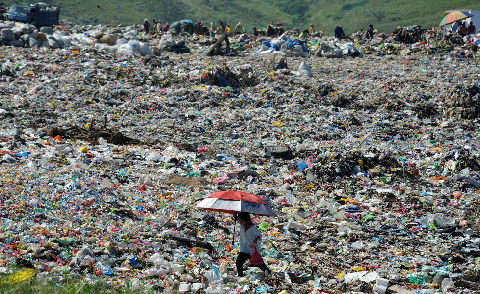 AVFALLSPROBLEM: Store mengder plast ender p� s�ppeldynger hvert �r. Dersom polyuretan tar fyr utvikles en giftig r�yk som er farlig for mennesker. Her g�r en kvinne over en s�ppelplass i Filippinene. Foto: NOEL CELIS/AFP