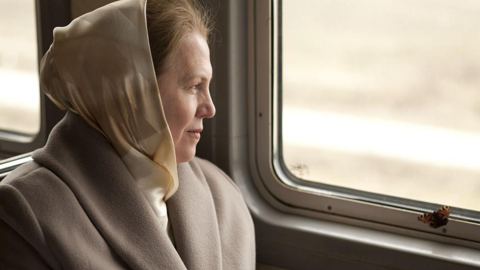 OPP OG NED: Elena har giftet seg til velstand og havner i skvis mellom den gamle og nye familien i den elegante �Elena�.