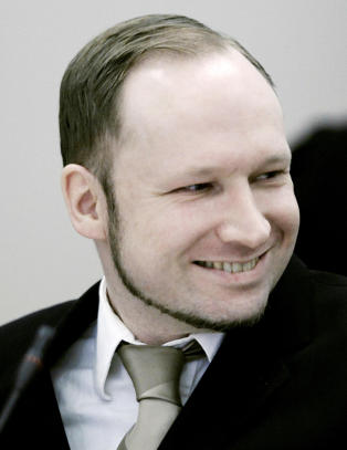 Breivik sier en gjeng med muslimer brakk nesa hans. <br>