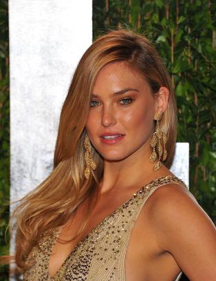 Bar Refaeli ble befølt av kvinnelig sikkerhetskontrollør