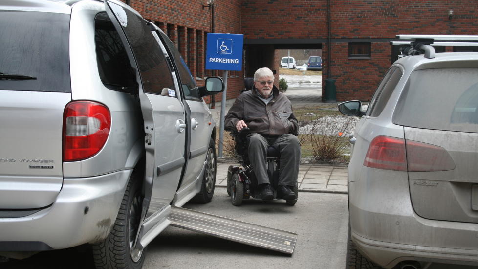 D�RLIG PLASS: Rullestolbruker Johan Forfod kommer ikke inn i bilen p� grunn av at handikap-parkeringen utenfor r�dhuset i Gran kommune er for trang. Foto: Arne Sonfl�/Kartverket