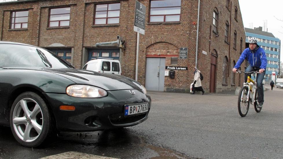 BIL OG SYKKEL: Mange vet ikke hvem som har vikeplikt n�r en gang- og sykkelvei krysser en bilvei. FOTO: P�l Andr� Skogen