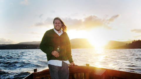 Gode minner: Einar Opsahl på sitt aller lykkeligste, i tresnekka si «Ternen» sommeren før han døde. - Han likte seg best i snekka si, og ville ikke ha noe som gikk fortere. Han var veldig glad i havet, forteller mora Mia Fossbakk. Gode minner: Einar Opsahl på sitt aller lykkeligste, i tresnekka si «Ternen» sommeren før han døde. - Han likte seg best i snekka si, og ville ikke ha noe som gikk fortere. Han var veldig glad i havet, forteller mora Mia Fossbakk.