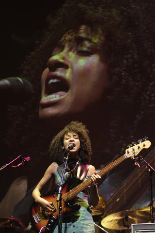 STORT BAND: Esperanza Spalding har med seg 11 musikere, derav sju blåsere, på turneen som skal innom Bergen. Musikalsk leder er saksofonisten Tia Fuller, kjent fra Beyoncés band.FOTO: NTB SCANPIX/ REUTERS/ROBERT SORBO STORT BAND: Esperanza Spalding har med seg 11 musikere, derav sju blåsere, på turneen som skal innom Bergen. Musikalsk leder er saksofonisten Tia Fuller, kjent fra Beyoncés band.FOTO: NTB SCANPIX/ REUTERS/ROBERT SORBO