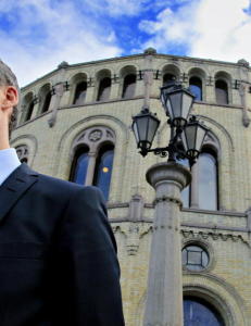 Stoltenberg tenker p� de som har det vondt i dag