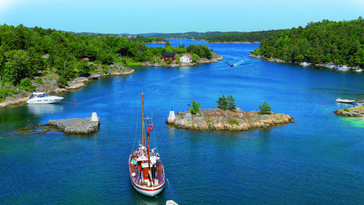 SØRLANDET: Båttrafikk i Blindleia nær Brekkestø ved Lillesand er bare en av perlene i den nye boka on den norske kysten. Foto: BÅRD LØKEN. Alle bildene er fra boka «Kystliv» SØRLANDET: Båttrafikk i Blindleia nær Brekkestø ved Lillesand er bare en av perlene i den nye boka on den norske kysten. Foto: BÅRD LØKEN. Alle bildene er fra boka «Kystliv»