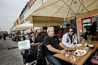 NYHAVN: Morten Vandli fra Gj�vik og Harald Mehus fra Sortland koser seg med noe godt � drikke p� uteserveringen i Nyhavn. Fra Nyhavn kan du ogs� ta en kanalb�t og f� en guidet tur i byen fra sj�siden. Foto: KRISTIAN RIDDER-NIELSEN