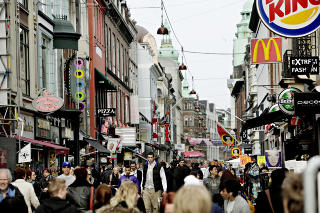 STR�GET: Den 1,1 kilometer lange gata Str�get, er if�lge Visit Copenhagen verdens lengste g�gate. Den g�r fra R�dhusplassen til Kongens nytorv. Her og i gatene rundt finner du et hav av butikker, kafeer og restauranter. Et tips kan v�re � g� her tidlig p� dagen n�r det ikke er for folksomt i butikkene. Foto: KRISTIAN RIDDER-NIELSEN