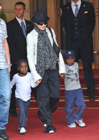  SM�BARNSMOR:  Madonna adopterte for noen �r siden datteren Mercy James og s�nnen David Banda fra Malawi i Afrika. Foto: Stella Pictures