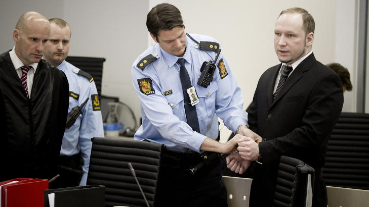 SPILLENTUSIAST: Her er Anders Behring Breivik med advokat Geir Lippestad under rettssakens fjerde dag, torsdag 19.april 2012. Han spilte dataspill sju timer om dagen helt fram til én måned før terrorangrepet 22.juli. Foto: Bjørn Langsem / Dagbladet. SPILLENTUSIAST: Her er Anders Behring Breivik med advokat Geir Lippestad under rettssakens fjerde dag, torsdag 19.april 2012. Han spilte dataspill sju timer om dagen helt fram til én måned før terrorangrepet 22.juli. Foto: Bjørn Langsem / Dagbladet.