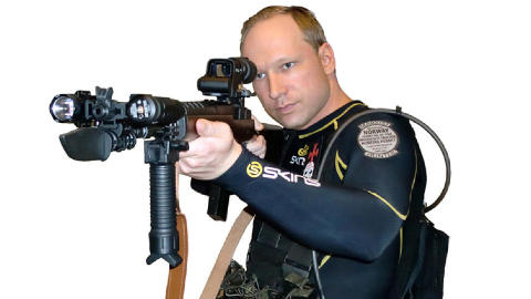 ODINS SVERD: Her er et bilde av Anders Behring Breivik fra hans manifest hvor han poserer med rifla han seinere brukte på Utøya. På rifla er det risset inn «Gungnir», det norrøne navnet på Odins sverd. Politiet bekrefter at ekstrautstyret på rifla ble brukt også på Utøya. Eneste unntak er håndgrepet, og muligens lyset, som var borte da Breivik ble pågrepet. Foto: Faksimile fra manifestet / Scanpix ODINS SVERD: Her er et bilde av Anders Behring Breivik fra hans manifest hvor han poserer med rifla han seinere brukte på Utøya. På rifla er det risset inn «Gungnir», det norrøne navnet på Odins sverd. Politiet bekrefter at ekstrautstyret på rifla ble brukt også på Utøya. Eneste unntak er håndgrepet, og muligens lyset, som var borte da Breivik ble pågrepet. Foto: Faksimile fra manifestet / Scanpix