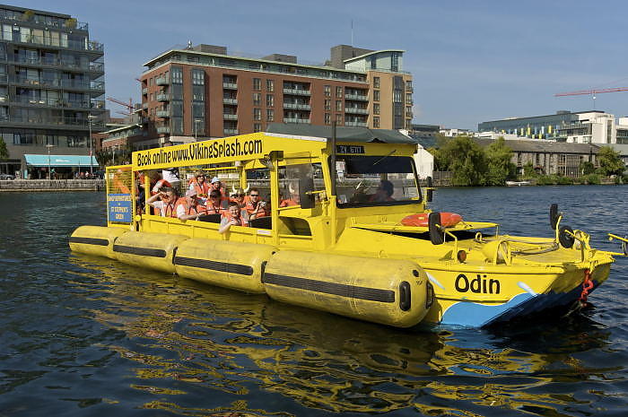 AMFIBIESUKSESS: Med sju amifibiekj�ret�y fra andre verdenskrig, er Viking Splash Tours blitt en gedigen suksess i Dublin. Foto: VIKINGSPLASH.COM