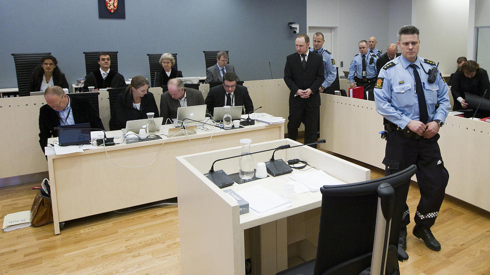 NY DAG, NYE L�GNER: Anders Behring Breivik serverte p� nytt retten en rekke blanke l�gner og grove misforst�elser under den andre dagen av hans forklaring. Foto: Bj�rn Langsem / Dagbladet.