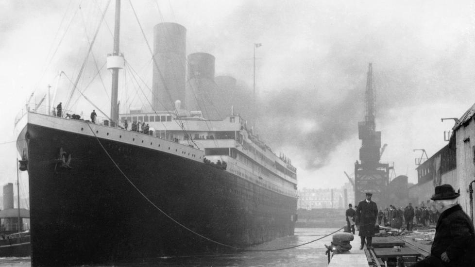 TITANIC  legger ut fra Southampton 10. april 1912, rett etter kl 12. Natt til 14. april kolliderte skipet med et isfjell og sank i l�pet av to timer. Den hvite t�nna oppe p� masten er utkikkspunktet der to matroser til enhver tid skuet etter isfjell. Men skipet gikk for fort til � endre kurs da de endelig s� det som skulle bli dets skjebne.