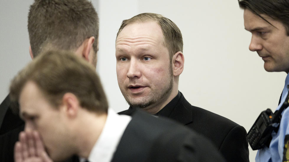 TILREGNELIG? Anders Behring Breivik ankommer retten med nytt slips og ny svart skjorte i dag. Hovedsp�rsm�let under rettssaken er om han er tilregnelig eller ikke. Foto: Bj�rn Langsem / Dagbladet.

fredagsbilde