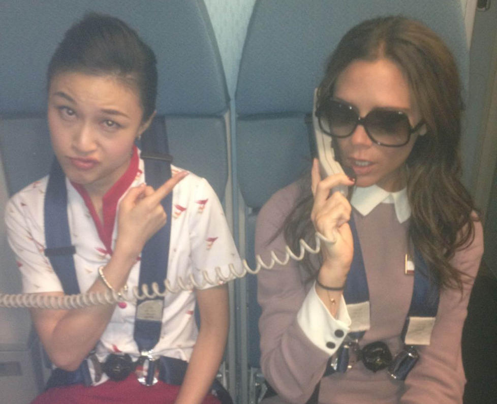  SP�KEFUGL:  Det mangler ikke p� humor hos Victoria Beckham, og denne uken tvitret hun dette bildet med teksten: �Cabin crew prepare for landing! Velkommen til Beijing!!�. Foto: Twitter / Stella Pictures