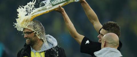 Dortmund-spillerne dynket treneren i �l etter nytt gull