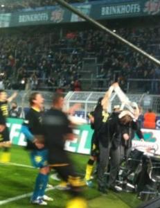 Her blir Fj�rtoft dynket i �l av feirende Dortmund-spillere