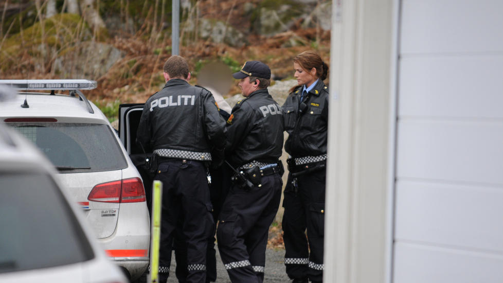 AMOK I BOLIGFELT: En mann i 20-�rene gikk i morgentimene amok med kniv i et boligfelt i Larvik. Foto: Lasse Ljung
