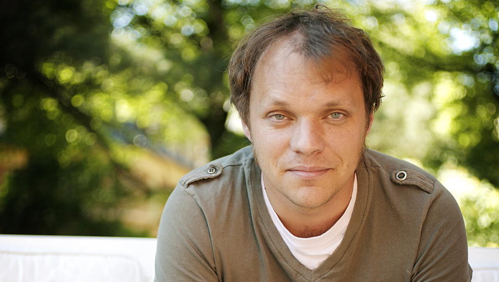 ET RØFT UNIVERS: Morten Ramsland fikk sitt internasjonale gjennombrudd med romanen «Hundehode.» - 978x