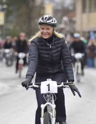 Mette-Marit sykler fra Skaugum til jobb p� slottet
