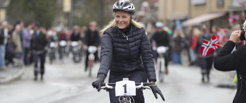 Mette-Marit sykler fra Skaugum til jobb p� slottet