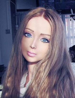 Hun er «plastic fantastic», men er hun ekte?