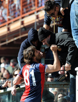 Her nekter han å gi fra seg drakta til egne fans