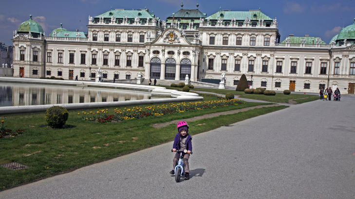 STORSLÅTT: Belvedere slott er et av verdens mest ambibisiøse byggeprosjekter som en privatperson har satt i gang. Det var en av Habsburg-generalene, prins Eugen av Savoia, som i 1683 sto bak og brukte penger han hadde fått i honorar for sine seire under den spanske arvefølgekrigen. Foto: EIVIND PEDERSEN STORSLÅTT: Belvedere slott er et av verdens mest ambibisiøse byggeprosjekter som en privatperson har satt i gang. Det var en av Habsburg-generalene, prins Eugen av Savoia, som i 1683 sto bak og brukte penger han hadde fått i honorar for sine seire under den spanske arvefølgekrigen. Foto: EIVIND PEDERSEN