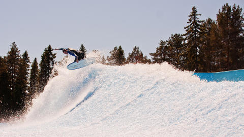 SURFER: En skikkelig surfebølge midt i svarteste skogen i Bø Sommarland. Foto: BØ SOMMARLAND SURFER: En skikkelig surfebølge midt i svarteste skogen i Bø Sommarland. Foto: BØ SOMMARLAND