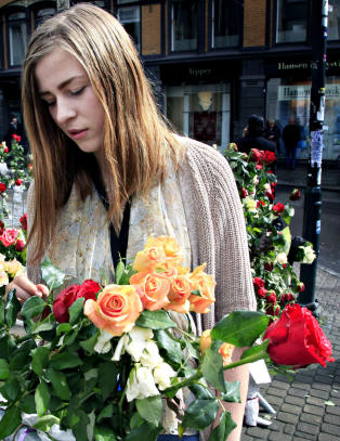 Idet Andrine Johansen (17) ble skutt i brystet, smilte Breivik til henne. Hun overlevde massakren ved pumpehuset ved å spille død.