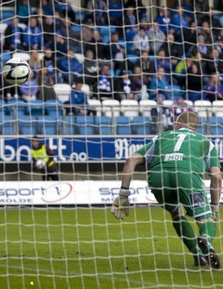 Se landslagskeeperen fomle ballen i eget mål