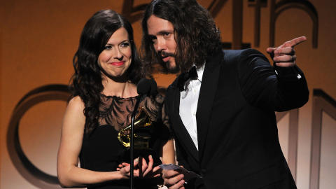 THE CIVIL WARS: Joy Williams og John Paul White i the Civil Wars skrev en l�t spesielt til albumet �Voice Of Ages�. Her henter de en Grammy-pris i februar. Foto: Getty Images/AFP/NTB Scanpix