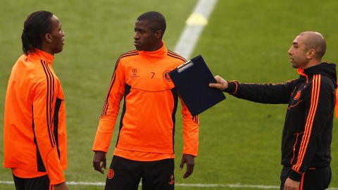 PÅ FELTET: Chelsea-manager Robert Di Matteo, Ramires og Didier Drogba. Foto: REUTERS/Stefan Wermuth PÅ FELTET: Chelsea-manager Robert Di Matteo, Ramires og Didier Drogba. Foto: REUTERS/Stefan Wermuth