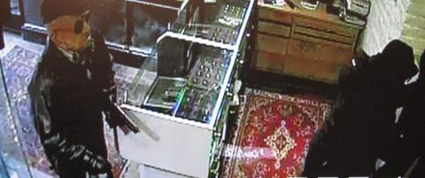 - Han hadde trolig p� seg maske, halta og m�tte ha hjelp opp trappa