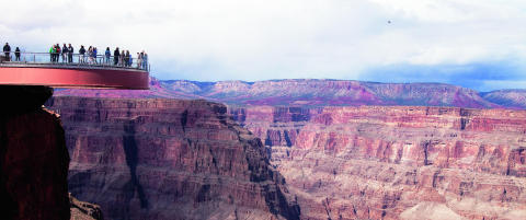 Bare 6,3 centimeter med glass skiller deg og avgrunnen