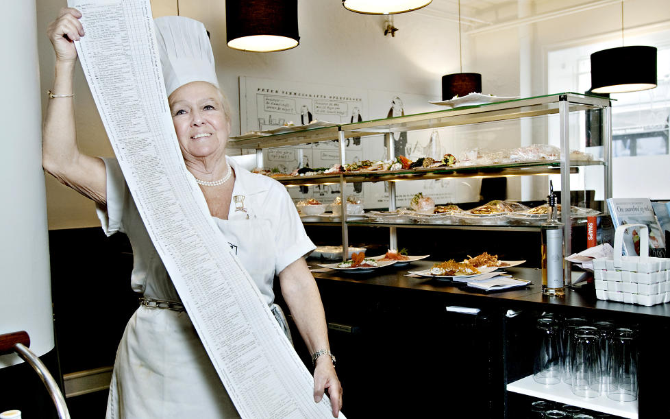 GUINNES-REKORD: 177 av sm�rrebr�dene hos Ida Davidsen er p� en fast meny som er 1,4 meter lang. Det er verdens lengste meny, og den har dermed havnet i Guinnes rekordbok. Foto: KRISTIAN RIDDER-NIELSEN