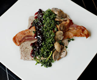 LEVERPOSTEI: Smørrebrødet «Niels Jørgen Keiser» er rugbrød med leverpostei, tyttebær, fritert persille, champignon og Bacon. Foto: KRISTIAN RIDDER-NIELSEN LEVERPOSTEI: Smørrebrødet «Niels Jørgen Keiser» er rugbrød med leverpostei, tyttebær, fritert persille, champignon og Bacon. Foto: KRISTIAN RIDDER-NIELSEN