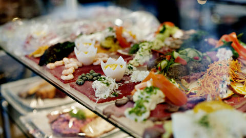 FARGERIKT: Ida Davidsen har 260 forskjellige smørrebrød på menyen. Mange skiftes ut hver måned, avhengig av hvilke råvarer det er sesong på. Foto: KRISTIAN RIDDER-NIELSEN FARGERIKT: Ida Davidsen har 260 forskjellige smørrebrød på menyen. Mange skiftes ut hver måned, avhengig av hvilke råvarer det er sesong på. Foto: KRISTIAN RIDDER-NIELSEN