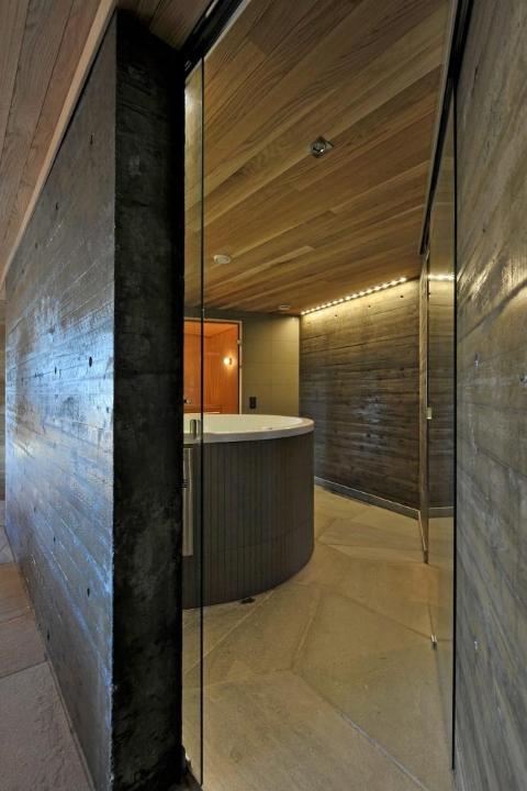 EN VELVÆRESONE: Badet suppleres med en velværesone med et boblekar kledd inn i treverk. © FOTO: Nils Petter Dale EN VELVÆRESONE: Badet suppleres med en velværesone med et boblekar kledd inn i treverk. © FOTO: Nils Petter Dale