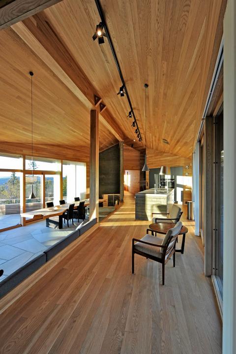 ET BÅDE ÅPENT OG LUKKET HUS: Enkelte steder er Twisted Cabin helt tett, andre deler av huset åpner seg totalt mot utsikten. Gulvene er stort sett i eik, men det finnes innslag av skifer også. © FOTO: Nils Petter Dale ET BÅDE ÅPENT OG LUKKET HUS: Enkelte steder er Twisted Cabin helt tett, andre deler av huset åpner seg totalt mot utsikten. Gulvene er stort sett i eik, men det finnes innslag av skifer også. © FOTO: Nils Petter Dale