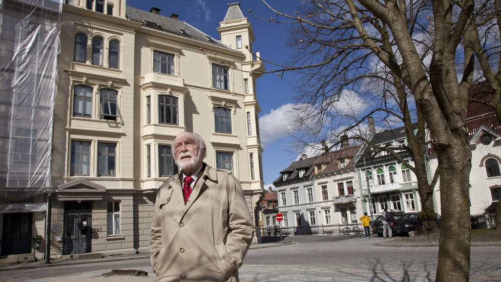 �STEDET: Professor Willy Dahl foran huset p� Sydnesplassen i Bergen der Agnar Mykle bodde i den perioden i 1938 og 1939 han beskriver i romanen �Sangen om den r�de rubin�. De aller fleste av de �sterke� scenene i boka foregikk bak vinduet midt p� huset, i fjerde etasje, noe som ikke har v�rt kjent f�r i disse dager. 
Foto: Magnus Vab�