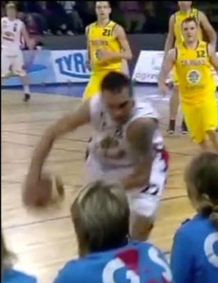 Her treffer Armand perfekt fra midtbanen - med ryggen til
