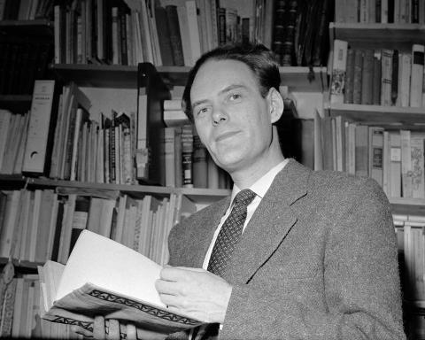 OMSTRIDT ROMAN: Agnar Mykle kom til Bergen som 23-åring høsten 1938. «Mykle og Bergen» forteller om forfatterens liv i vestlandsbyen og om personene som endte opp som karakterer i «Sangen om den røde rubin» fra 1956. Bildet er tatt i forbindelse med rettssaken året etter. Foto : NTB Scanpix OMSTRIDT ROMAN: Agnar Mykle kom til Bergen som 23-åring høsten 1938. «Mykle og Bergen» forteller om forfatterens liv i vestlandsbyen og om personene som endte opp som karakterer i «Sangen om den røde rubin» fra 1956. Bildet er tatt i forbindelse med rettssaken året etter. Foto : NTB Scanpix